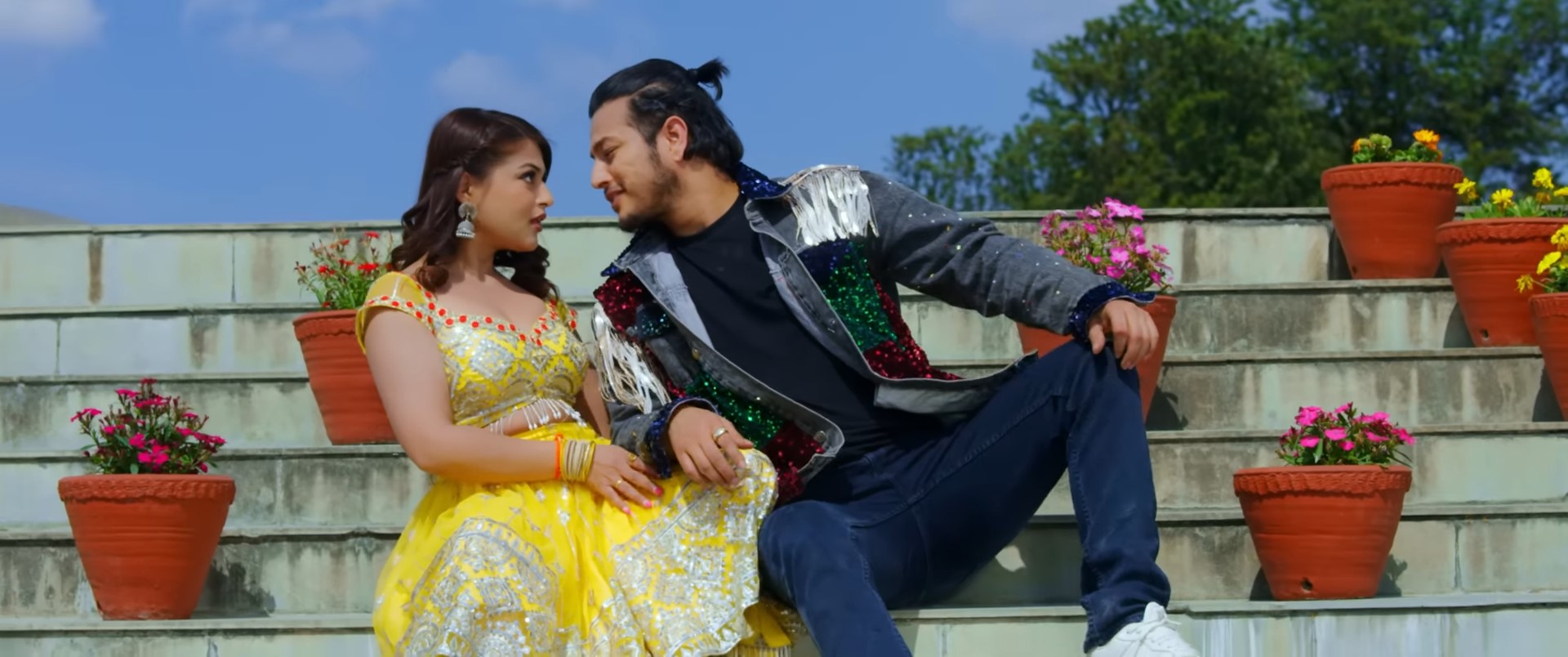 चट्ट रुमालमा रोमान्टिक देखिए पुष्प र शिल्पा