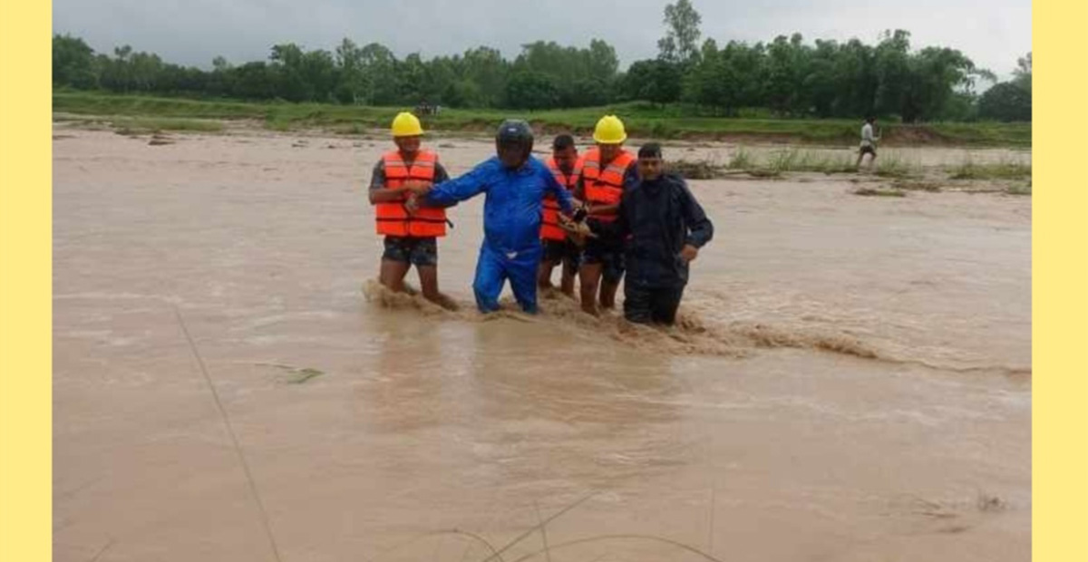 सिरहाको सर्रे खोलामा फसेका एक जनाको सकुशल उद्धार