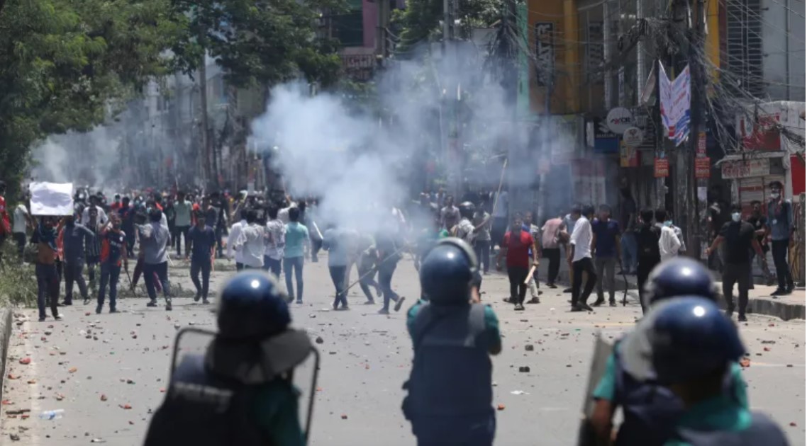 बंगलादेशमा फेरि हिंसा भड्कियो, प्रदर्शनकारीद्वारा सञ्चारमाध्यम र ऐतिहासिक स्थल लक्षित प्रदर्शन