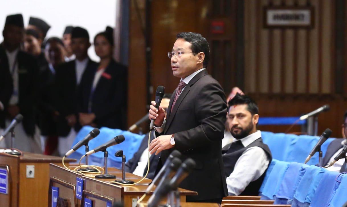 प्रधानमन्त्री केपी ओली संसदमा बोल्दै गर्दा वर्षमानको नियमापत्ति