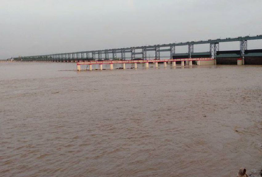सप्तकोशी ब्यारेजमा पानीको बहाव चार लाख क्युसेक मापन, ५६ वटै ढोका खोलियाे