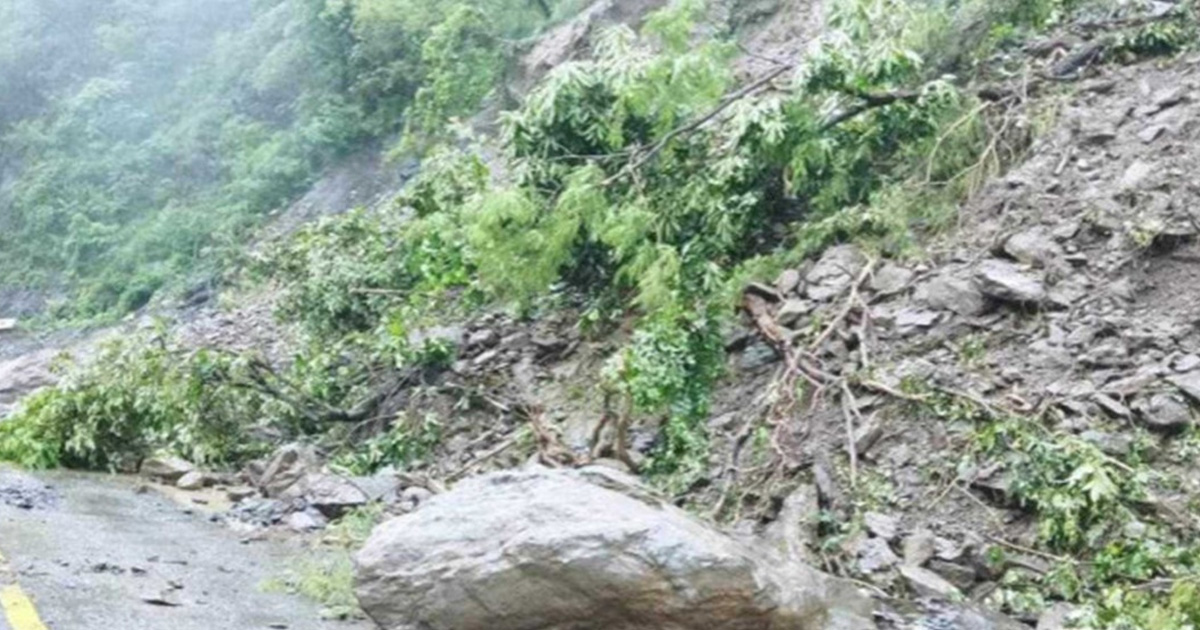 पृथ्वी राजमार्गको मौवाखोलामा पहिरो खस्दा सडक अवरुद्ध