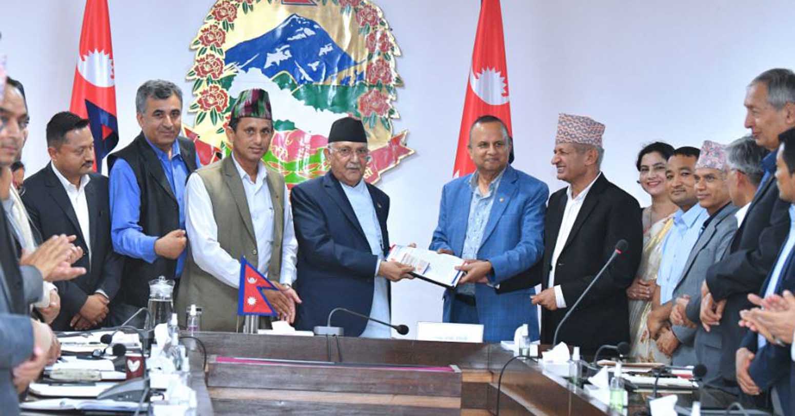 एमालेद्वारा प्रधानमन्त्रीलाई सुझाव प्रतिवेदन हस्तान्तरण (सुझावपत्र सहित)
