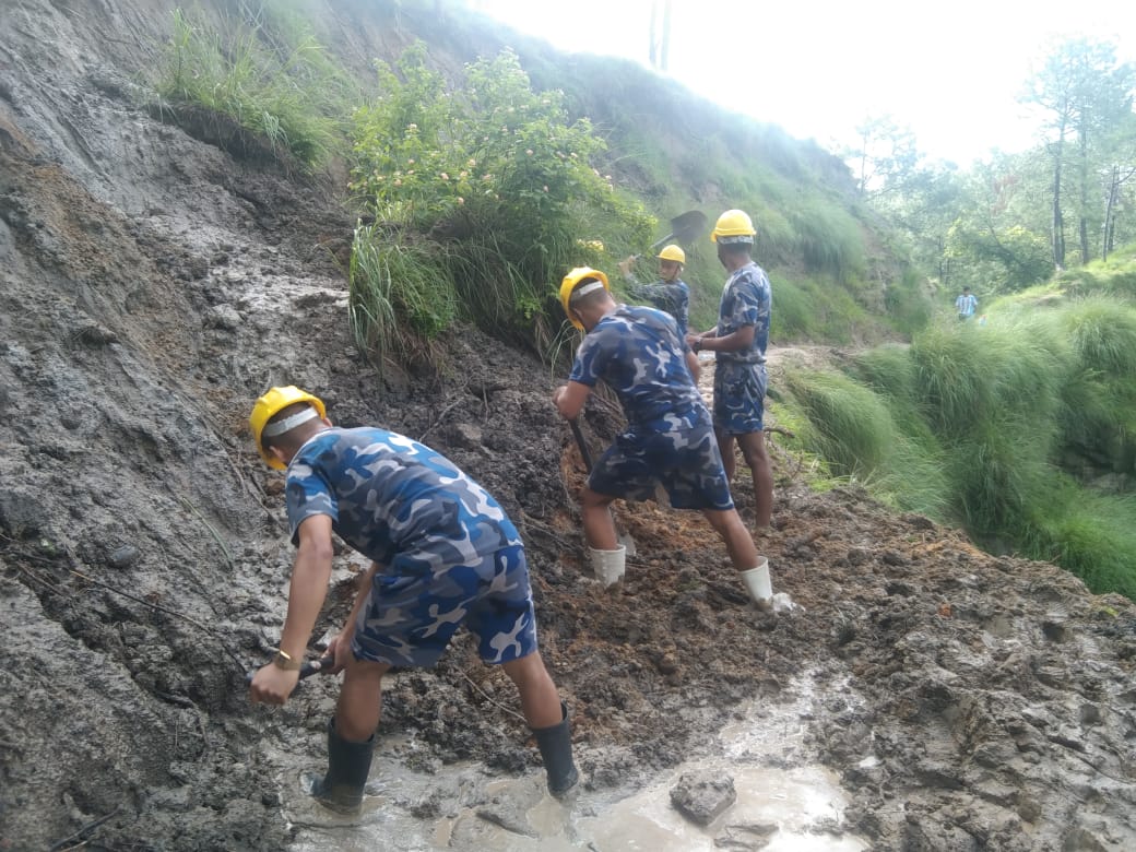 मनोहरा खोलाले कटान गरेको ठाउँमा अस्थायी तटबन्ध तथा अवरुद्ध बाटो खुलाईयो
