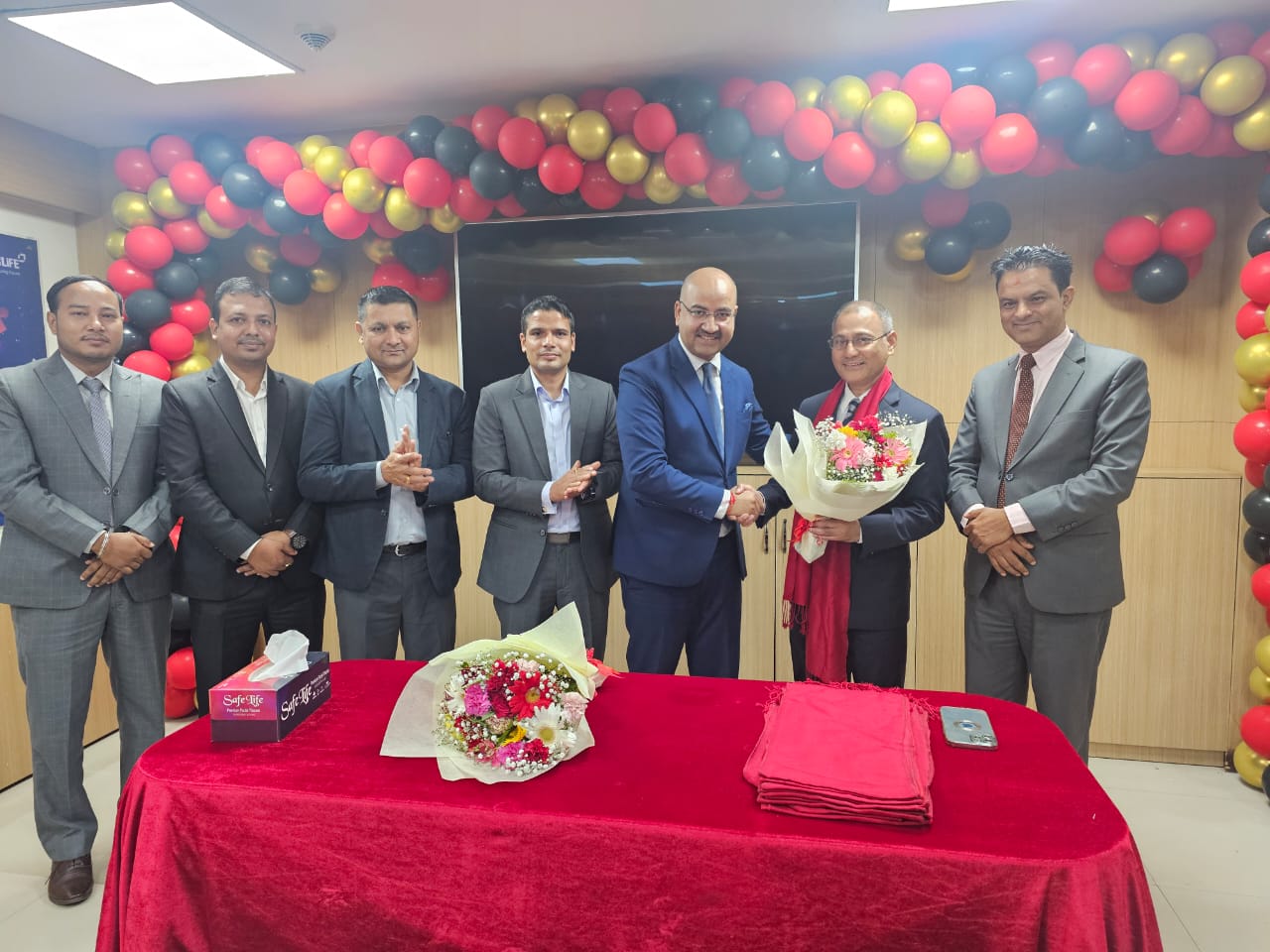 आई.एम.ई. लाइफको उप प्रमुख कार्यकारी दिनेश अमात्य र खिलेन्द्र पौडेल