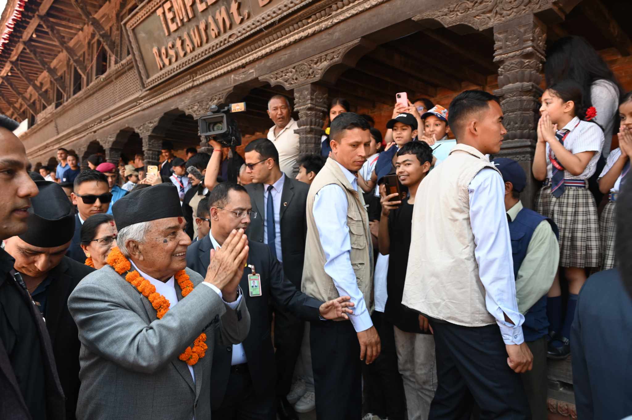 भक्तपुरको सार्वजनिक स्थलमा राष्ट्रपति (फोटो फिचर)