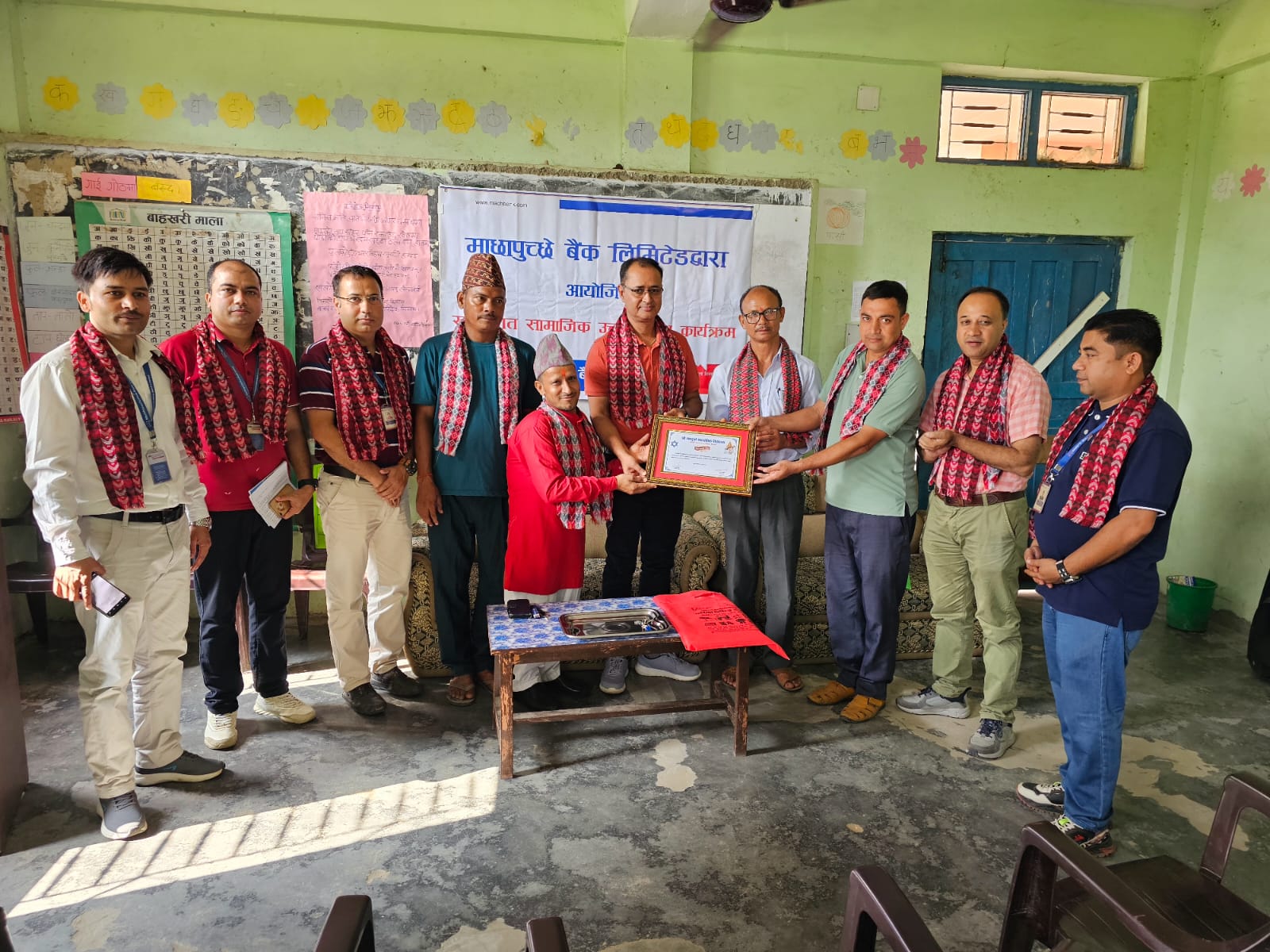 माछापुच्छे बैंकद्धारा कैलालीको नवदुर्गा माध्यमिक बिद्यालयमा खानेपानी सेवा हस्तान्तरण