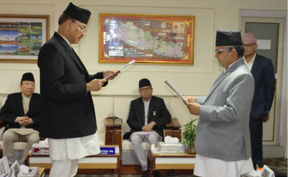 सञ्चालक डा. घिमिरेद्वारा प्रधानन्यायाधीश समक्ष शपथ