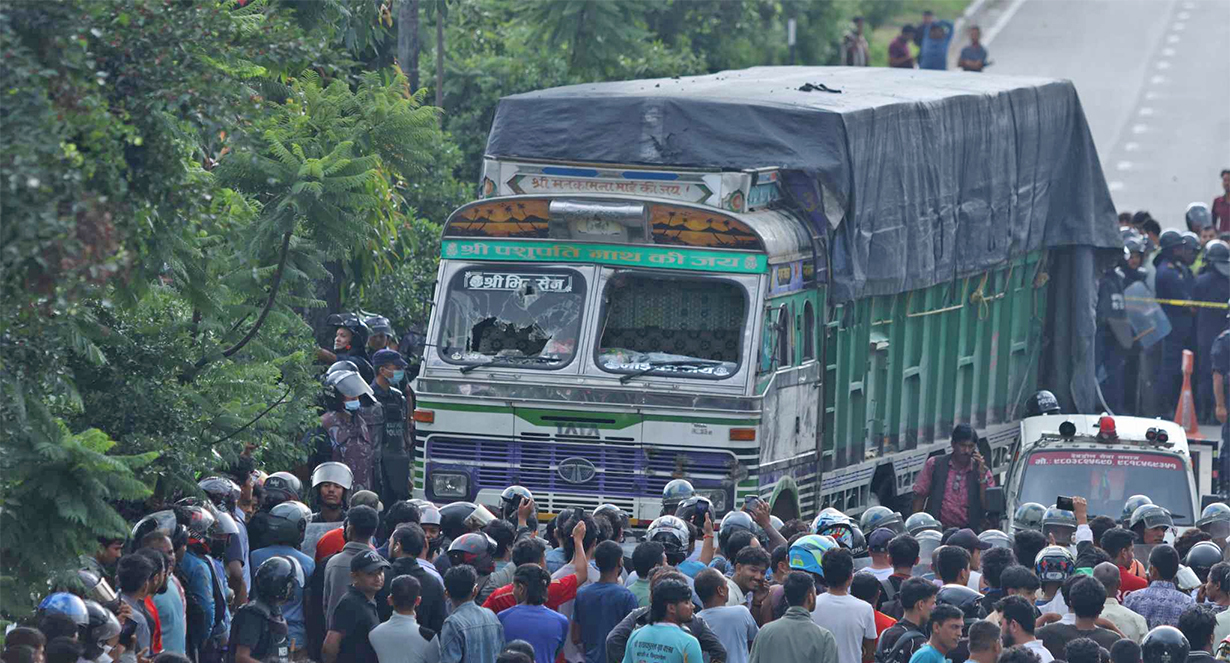 ट्रकको ठक्करबाट स्कुटर चालकको मृत्यु भएपछि गठ्ठाघर बन्यो तनावग्रस्त