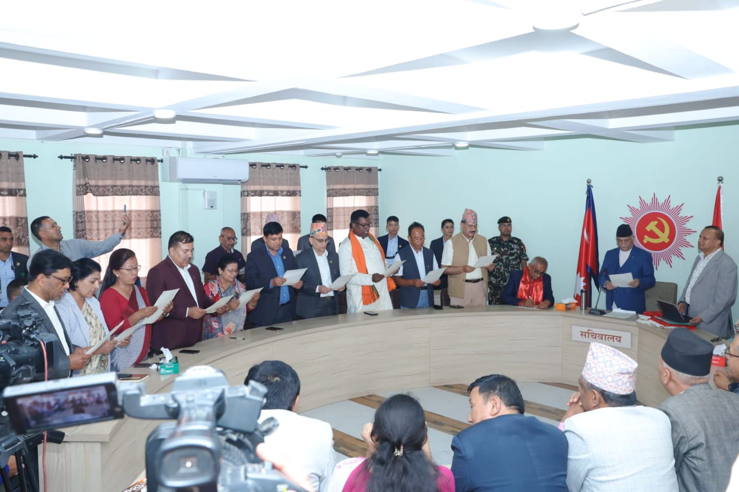 एमालेका मनोनित उपाध्यक्षसहित केन्द्रीय सदस्यले लिए शपथ
