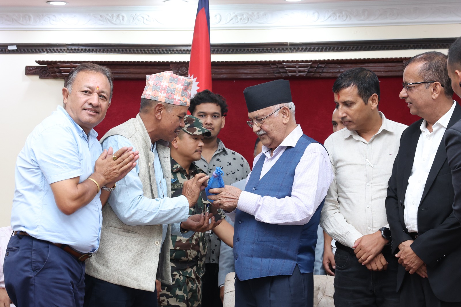 प्रधानमन्त्री ओलीलाई क्रसर उद्योग महासङ्घको ज्ञापन