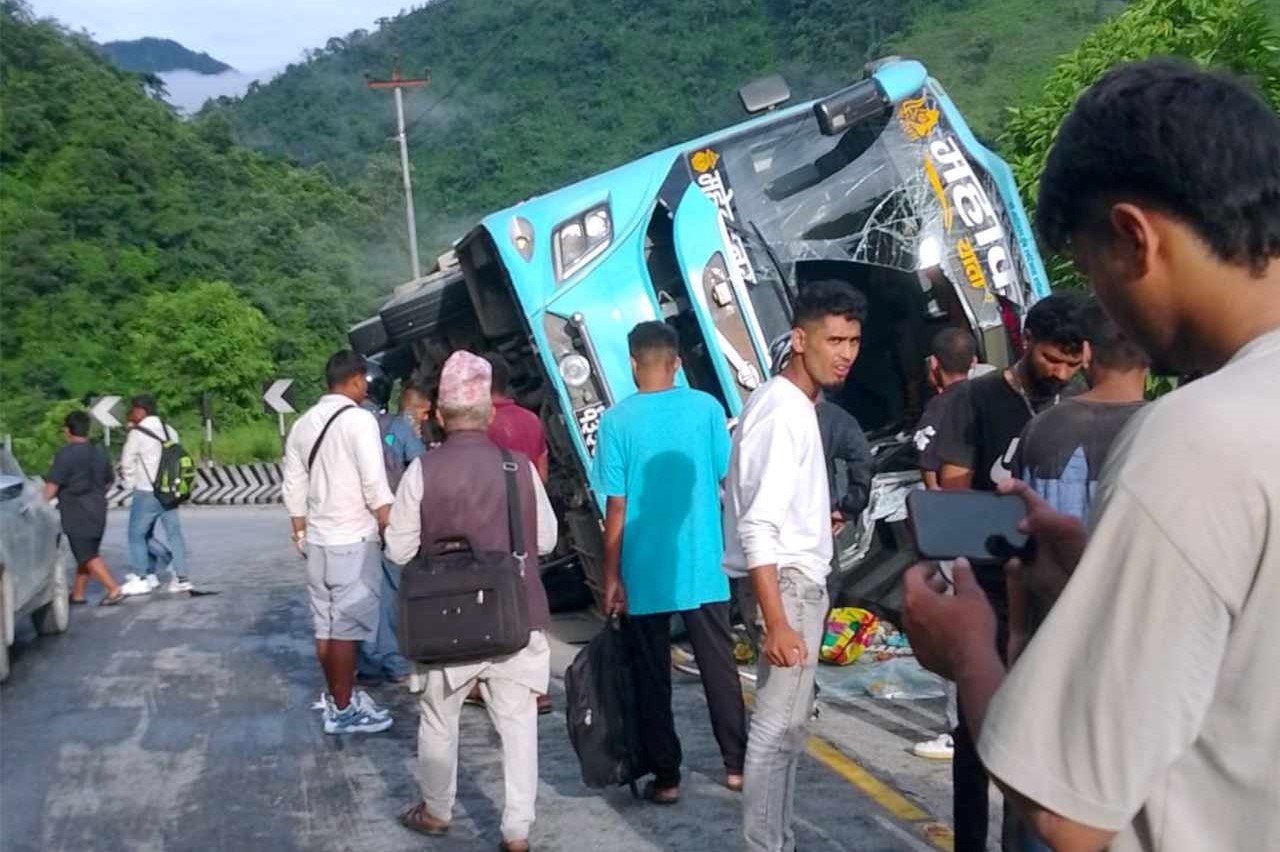 घुमाउने बस दुर्घटनामा परी घाइते भएकाहरूको पहिचान खुल्यो (विवरणसहित)