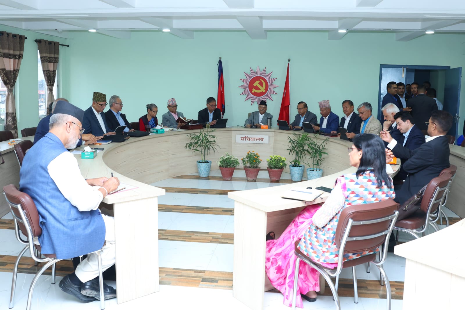 च्यासलस्थित पार्टी मुख्यालयमा एमाले सचिवालय बैठक सुरू