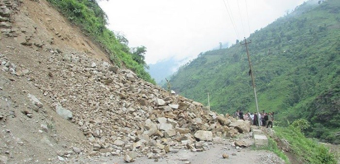 पहिरोले महाकाली राजमार्ग अवरुद्ध