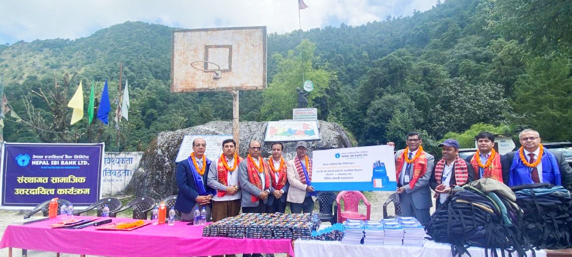 नेपाल एसबिआई बैंकद्धारा लेकाली बसीफाँट माध्यमिक विद्यालयलाई शैक्षिक सामाग्री सहयोग