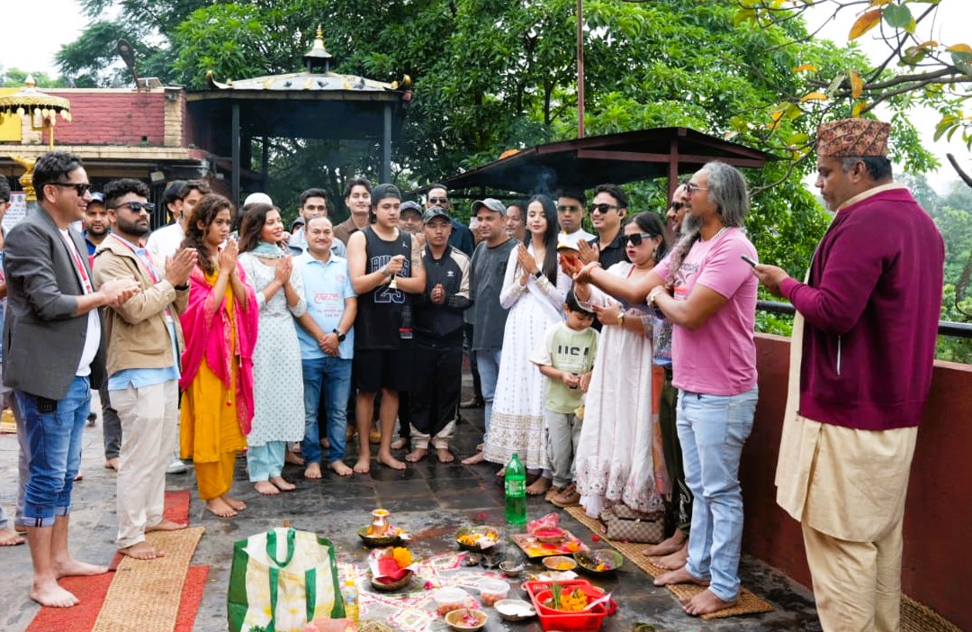 ‘होस्टेल ३’ को छायाङ्कन सुरु, पारस र सिम्रनले दिए मुहूर्त शट