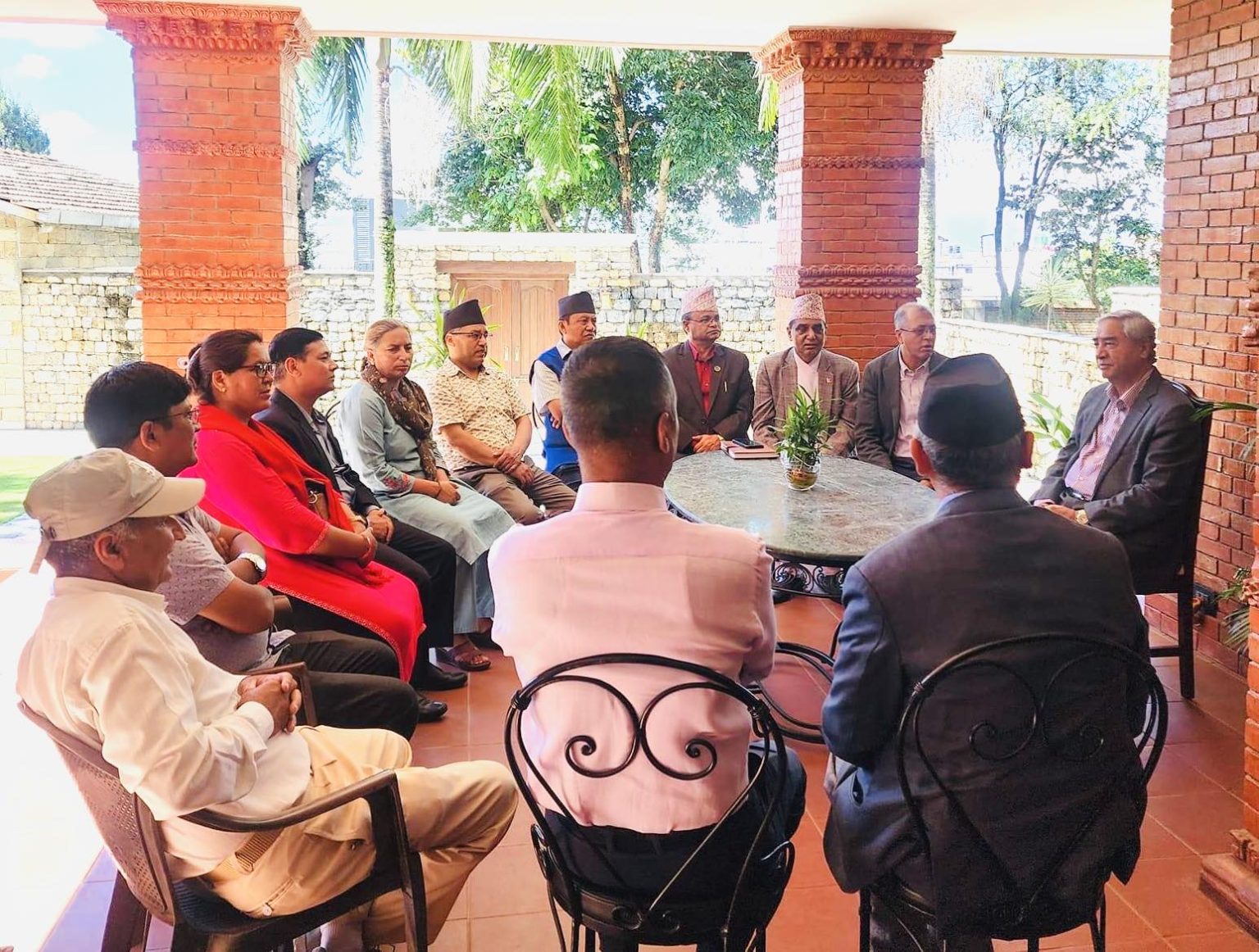  देउवासँग एमालेका नेताको भेट, सर्वोच्चको फैसला र महानगर प्रमुखको परिपत्रका सम्बन्धमा ध्यानाकर्षण