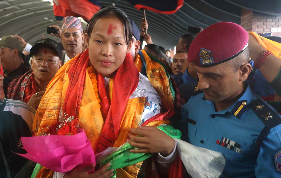ऐतिहासिक पदक विजेता एरिका गुरुङलाई विमानस्थलमा स्वागत