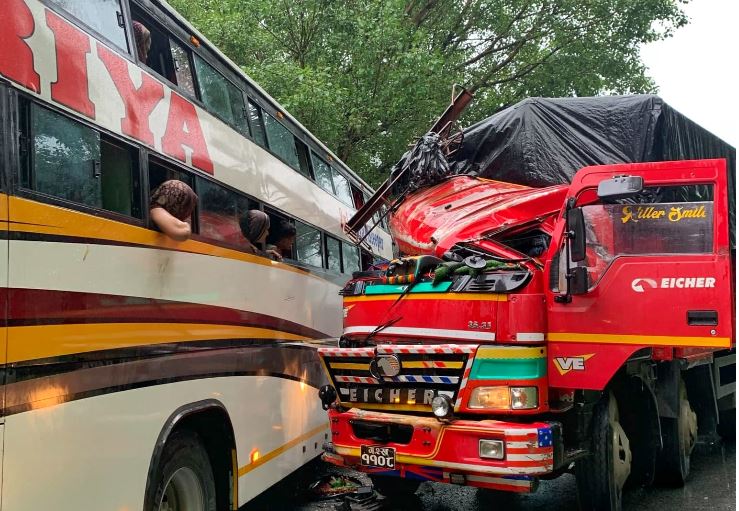चितवनको सिमलतालमा दुई वटा गाडी एक आपसमा ठोक्किए