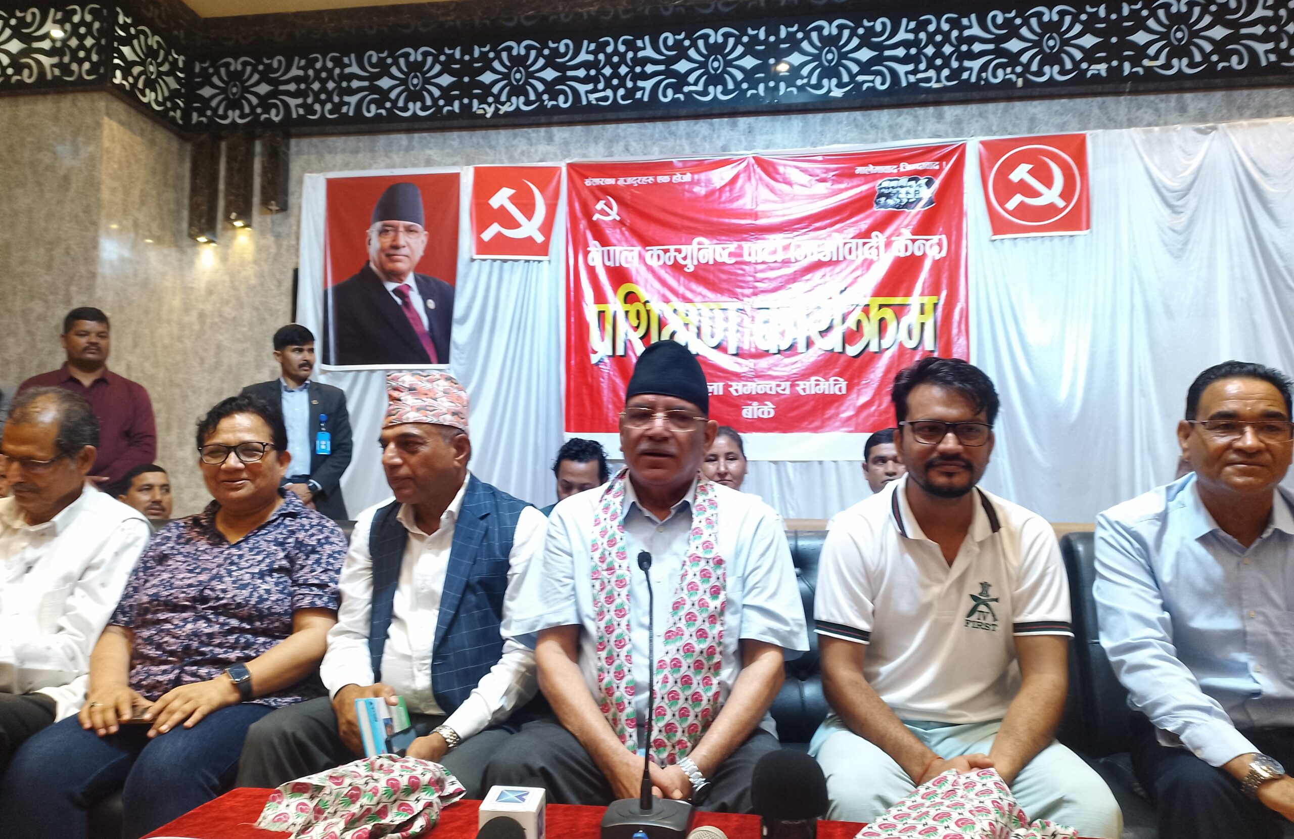 प्रचण्डलाई नेतृत्वबाट यताउता गर्न नपाउने गरी कस्ले दियो प्रेसर ?