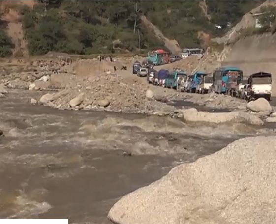 वर्षाले डाइभर्सन बगाउँदा बीपी राजमार्ग अवरुद्ध, सवारी ‘होल्ड’