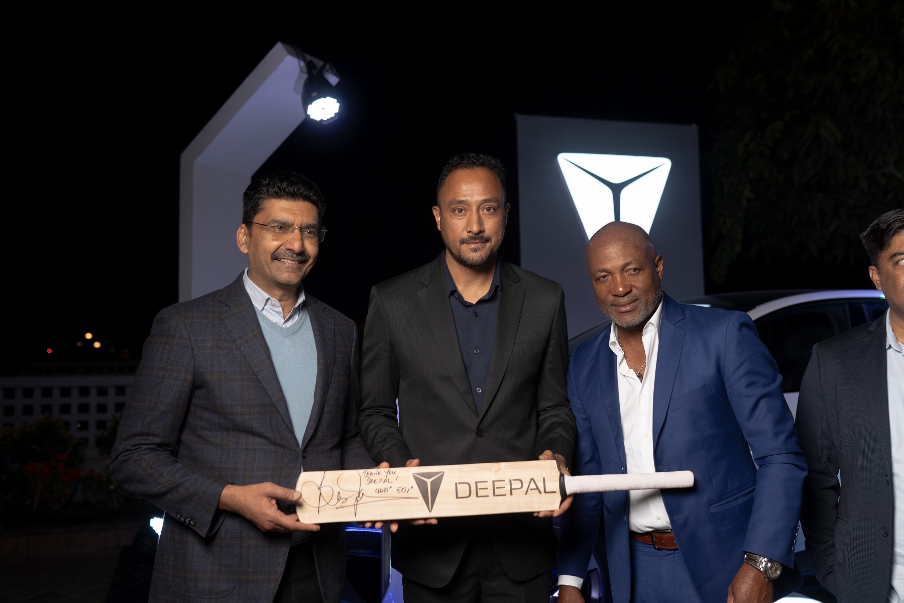 विशेष मिट एन्ड ग्रीटमा क्रिकेट लिजेन्ड ब्रायन लाराले गरे डीपलको आधिकारिक ब्याटमा हस्ताक्षर