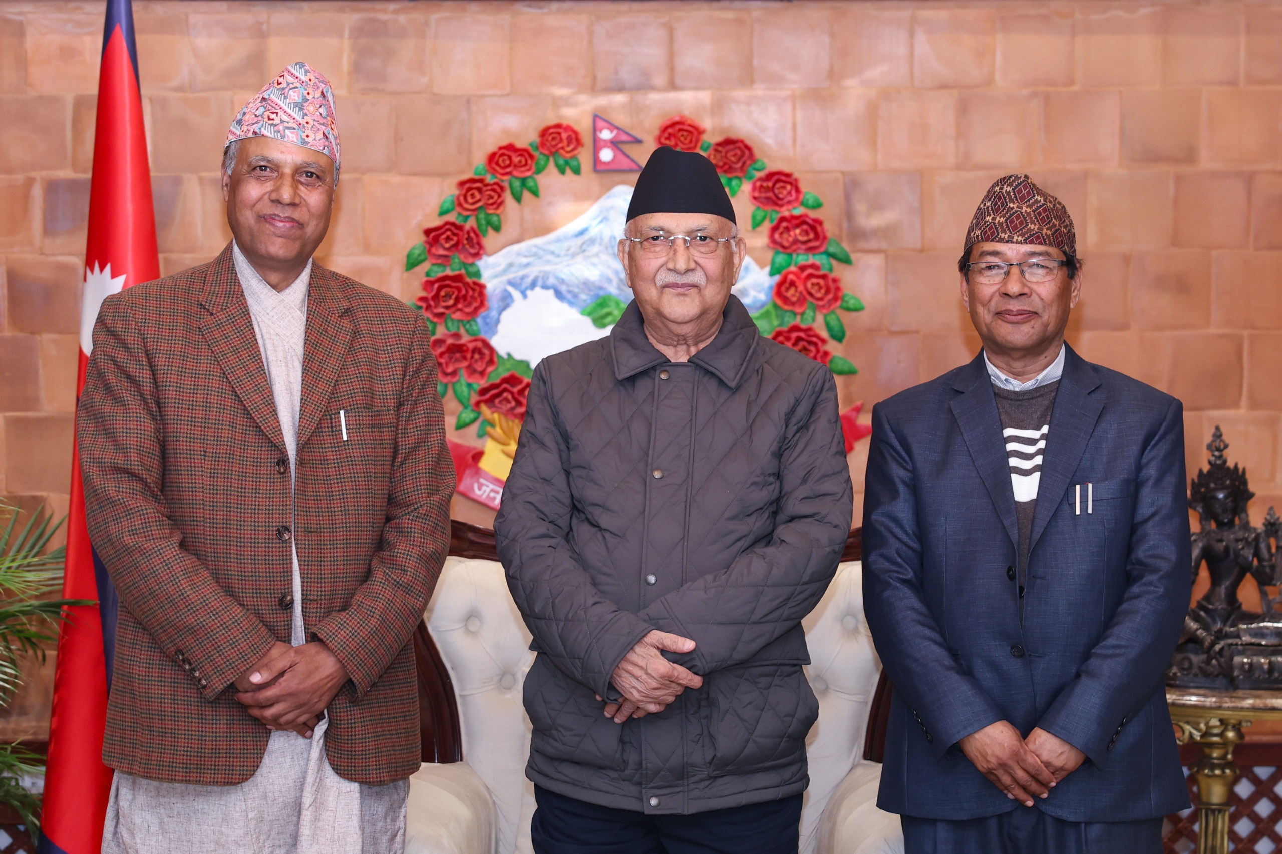 त्रिविको सम्पति छानबिन आयोगद्वारा प्रधानमन्त्रीलाई प्रतिवेदन हस्तान्तरण