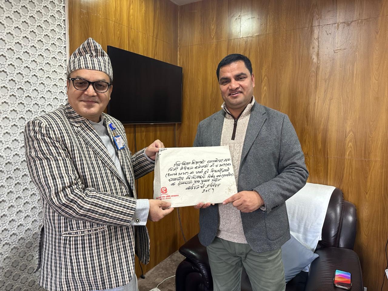 निजी मेडिकल कलेजमा स्नातकोत्तर भर्ना हुने आवासीय चिकित्सकलाई सरकारीसरह भत्ता दिन स्वास्थ्य मन्त्री पौडेललाई सुझाव