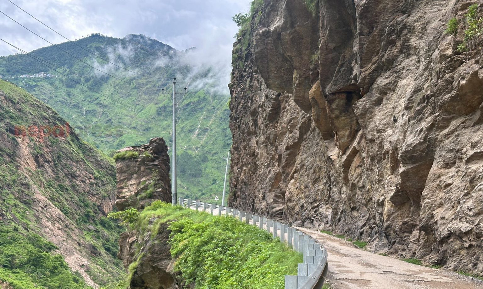 गगनेखोलामा पहिरो जाँदा कर्णाली राजमार्ग अवरुद्ध