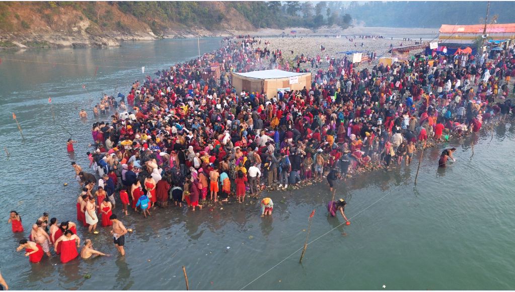 पवित्र तीर्थस्थल देवघाटमा स्नान गर्नेकाे घुइँचो (तस्वीरसहित)
