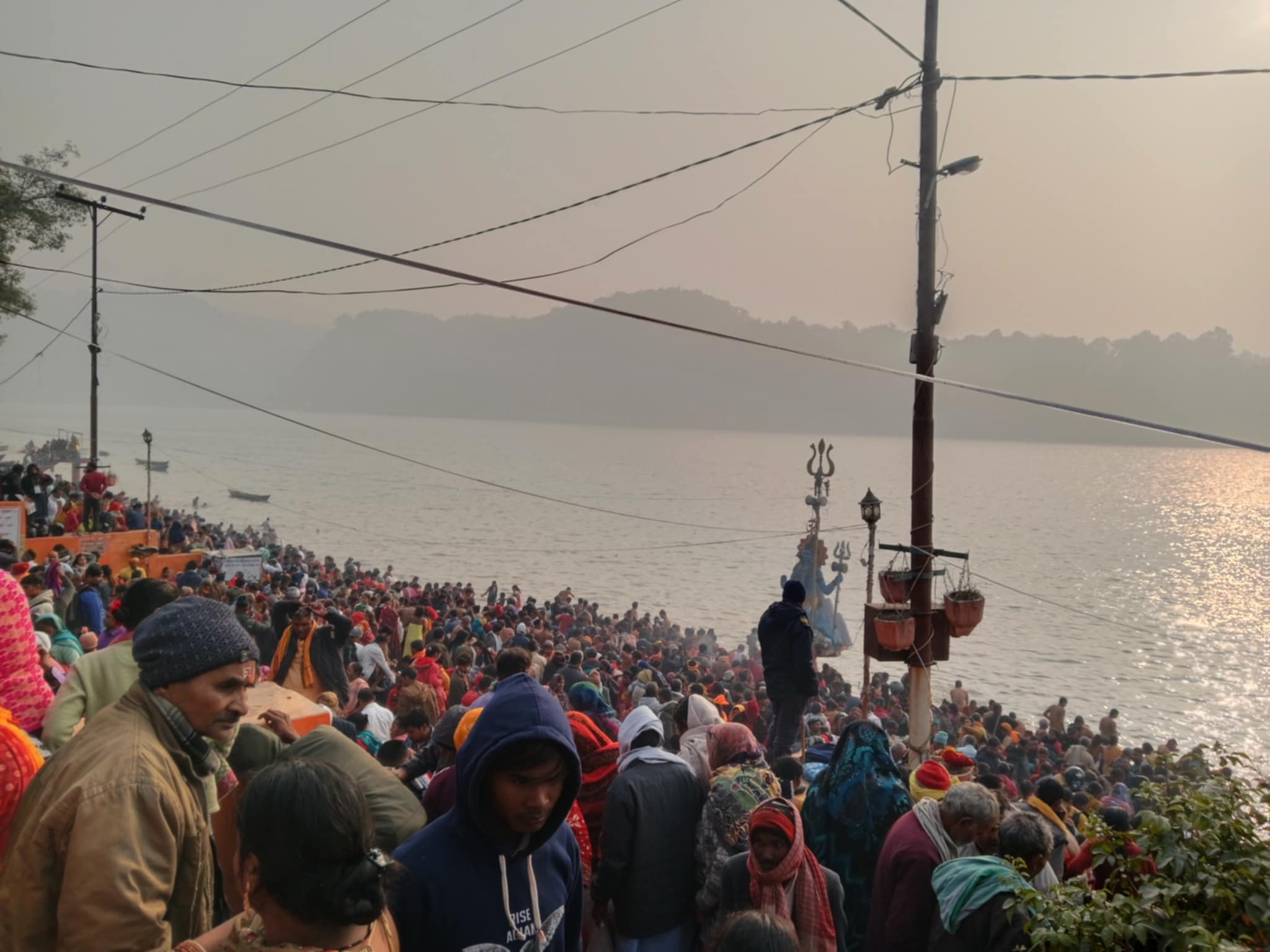 आज बिहानैदेखि त्रिवेणीधाममा दर्शनार्थीको घुँइचो