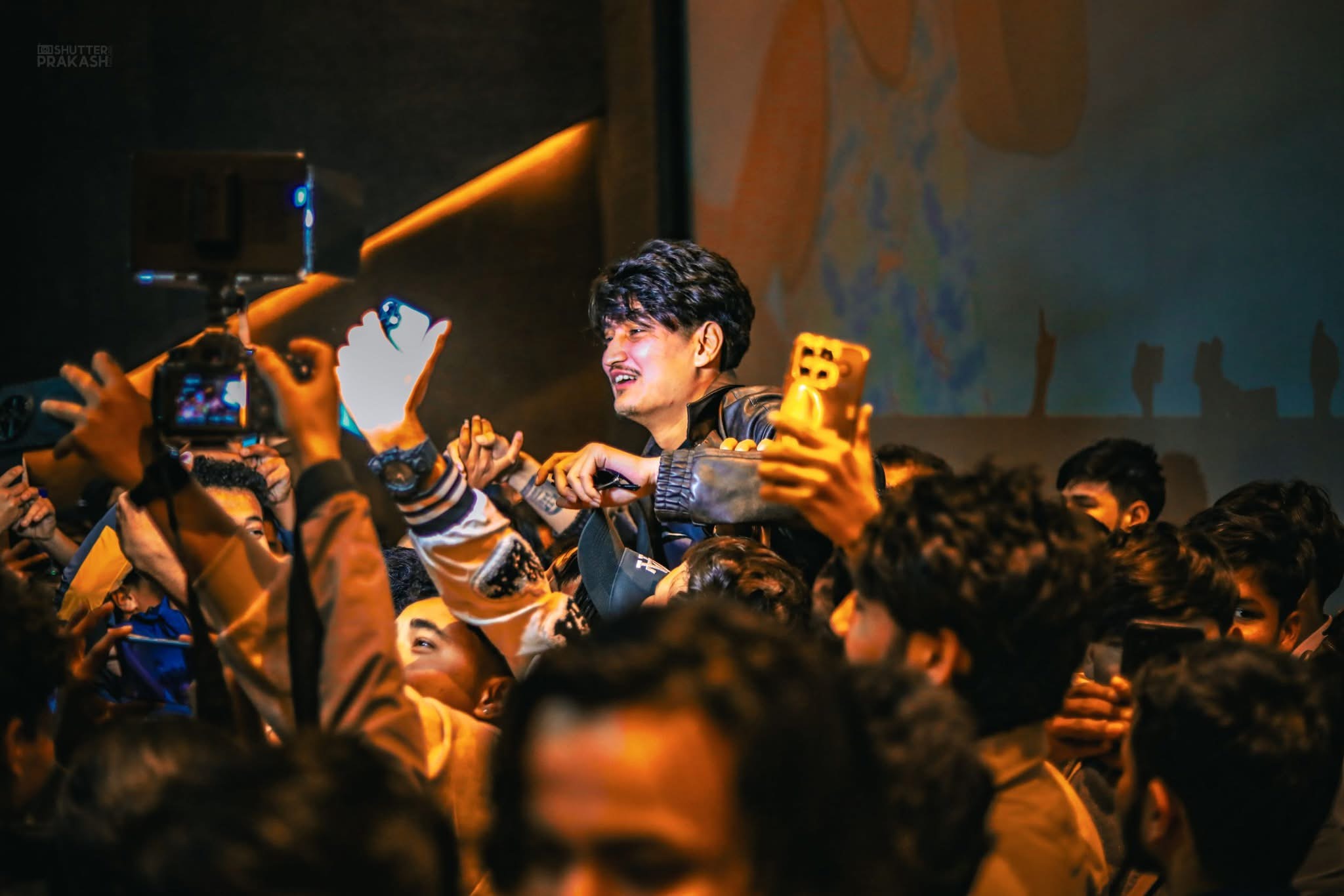 ‘होस्टेल ३’ हेर्न दर्शकको व्यापक चाप, दर्शक भेट्न कलाकार हल पुग्दा बोकेर नचाए