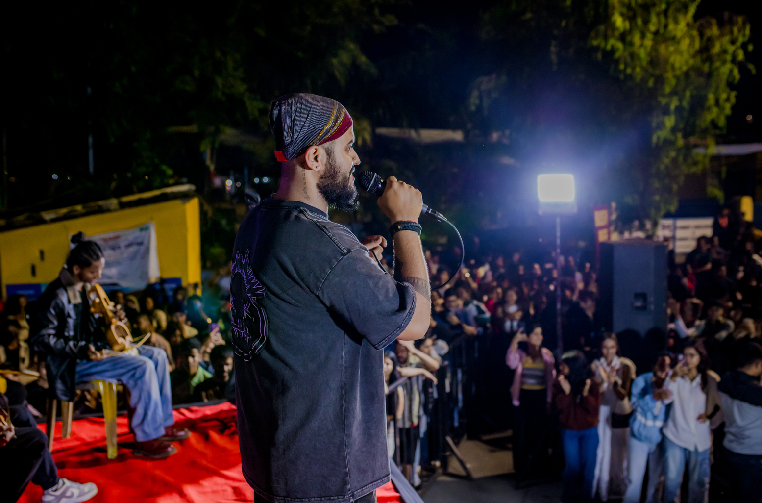‘ऊनको स्वीटर साँझ पोखरा’ मा हजारौँ दर्शकमाझ सुजन चापागाईँको प्रस्तुति