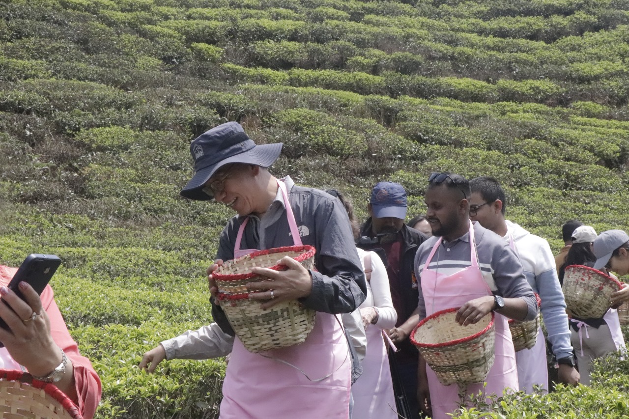 इलाममा रमाएर फर्किए राजदूतहरु