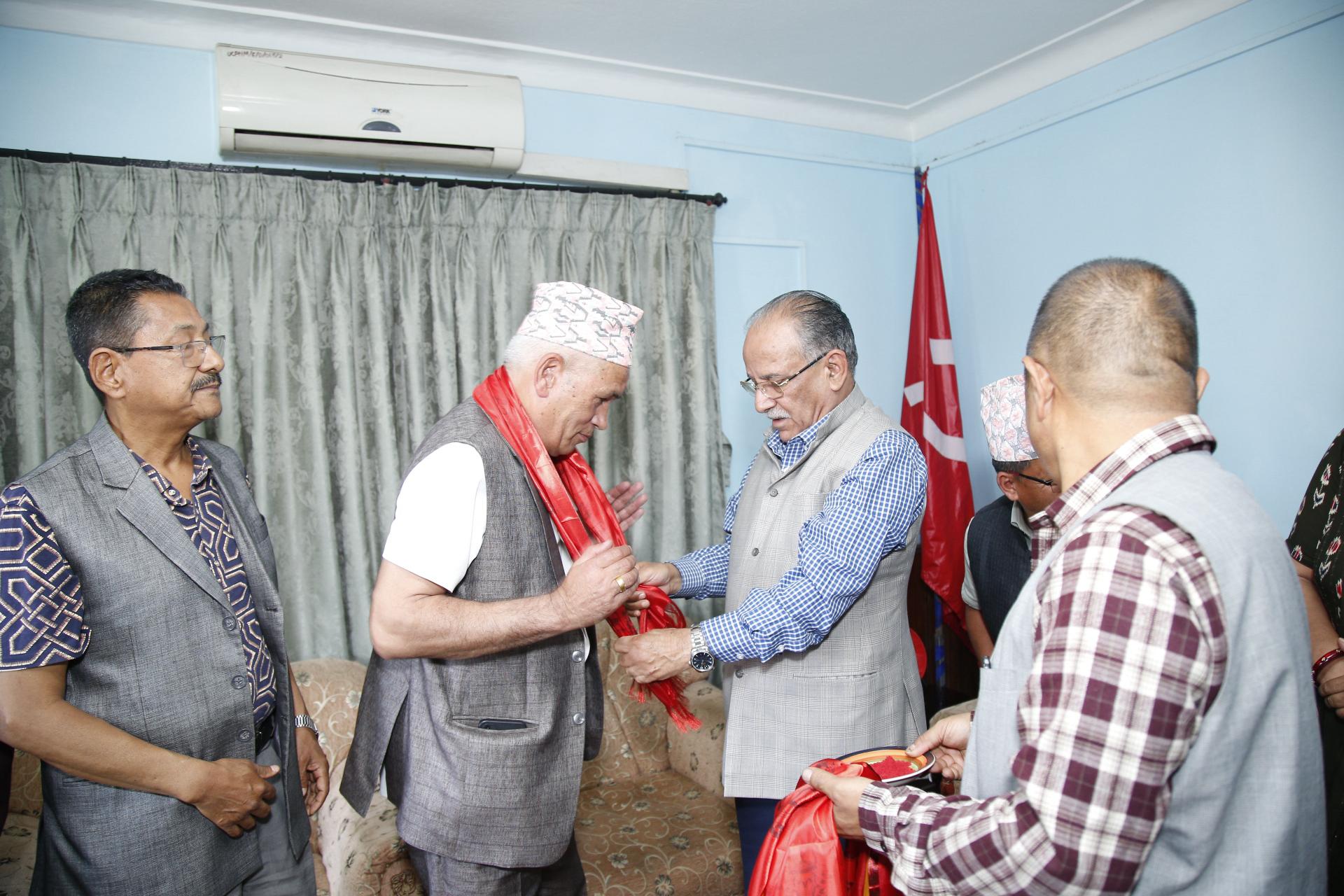 संखुवासभाको मकालु गाउँपालिकाका पूर्व अध्यक्ष तेज बहादुर पोख्रेल एमाले परित्याग गरी माओवादी केन्द्रमा प्रवेश