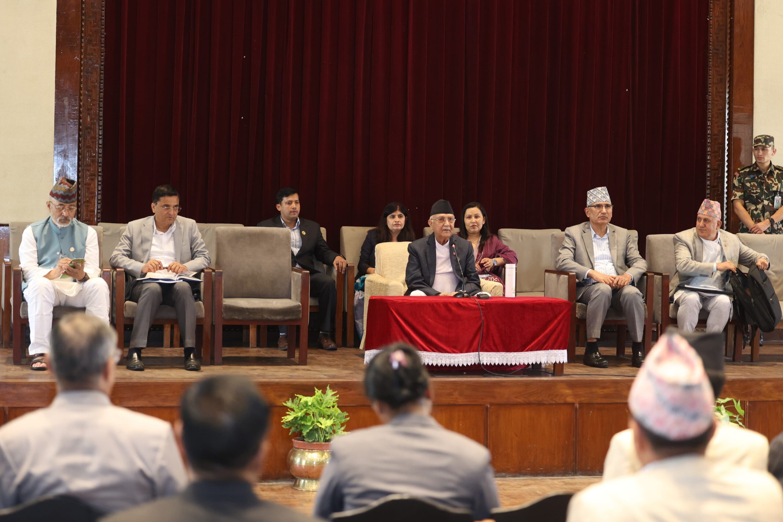सदनको गतिरोध खुलाउन प्रधानमन्त्रीको पहल