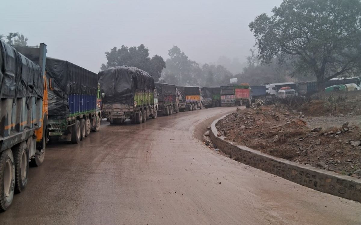 पहिरो र वर्षाले आठ सडक प्रभावित
