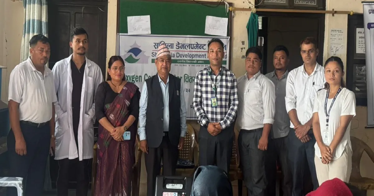 सांग्रिला डेभलपमेन्ट बैंकद्वारा रोल्पाको प्राथमिक स्वास्थ्य केन्द्रलाई अक्सिजन कन्सेन्ट्रेटर हस्तान्तरण