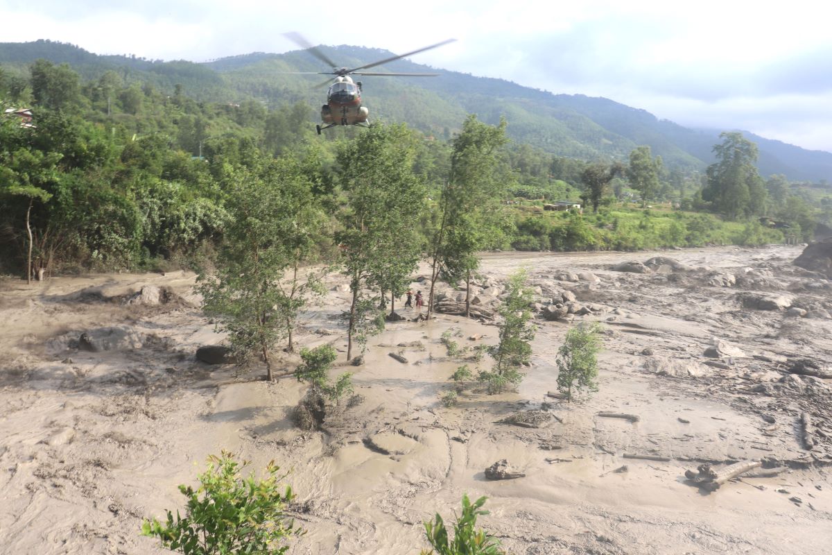ल्हेन्दे खोला बाढी अपडेट :  तीन प्रहरीसहित १८ जना बेपत्ता, उद्धारका लागि हेलिकोप्टर घटनास्थलमा