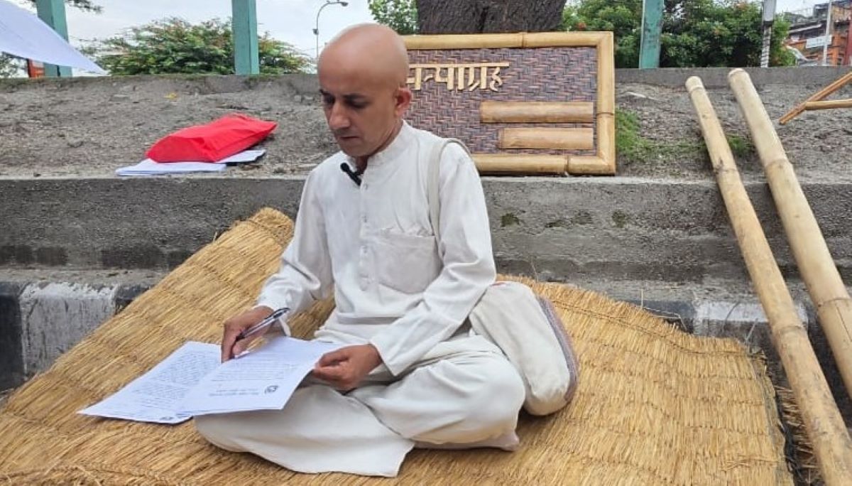 बाँस प्रवर्द्धनमा जुटेका नगर प्रमुख सत्याग्रहमा