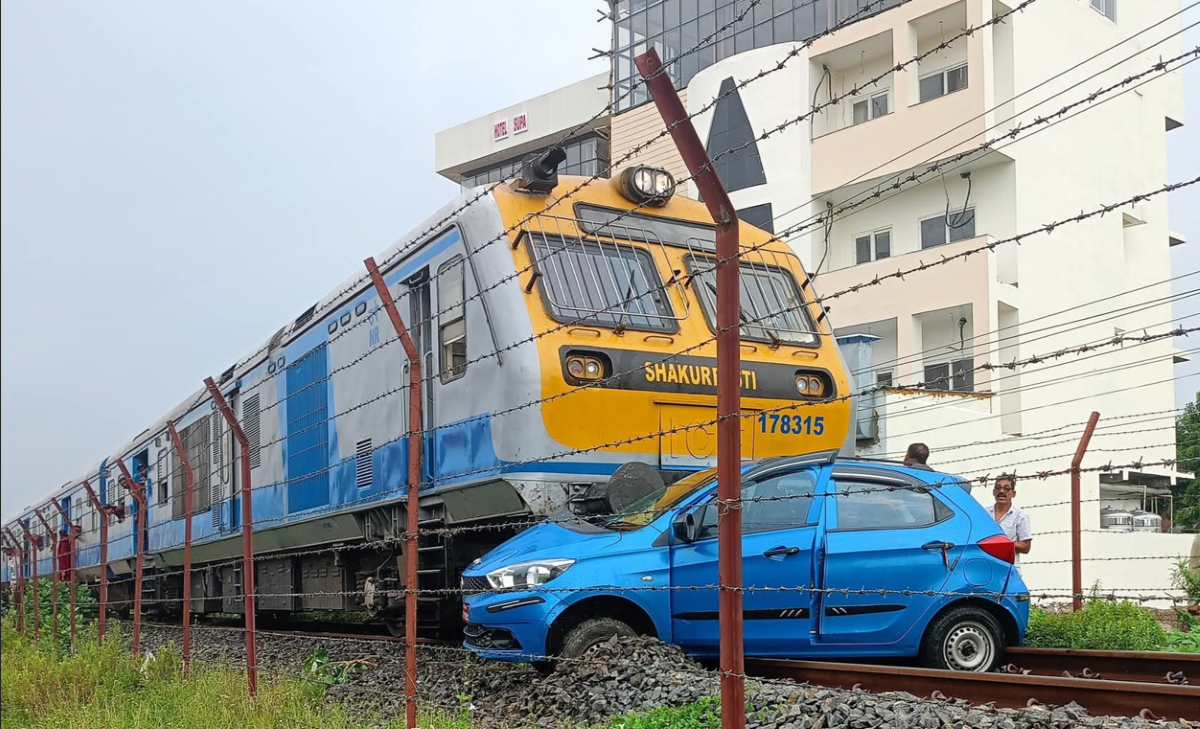 जनकपुरमा रेल र कार एकापसमा ठोक्किए