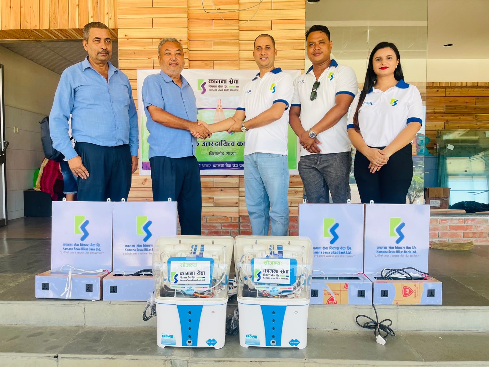कामना सेवाद्धारा मेची आँखा अस्पताललाई वाटर प्यूरिफायर र मोबाइल चार्जिङ हस्तान्तरण