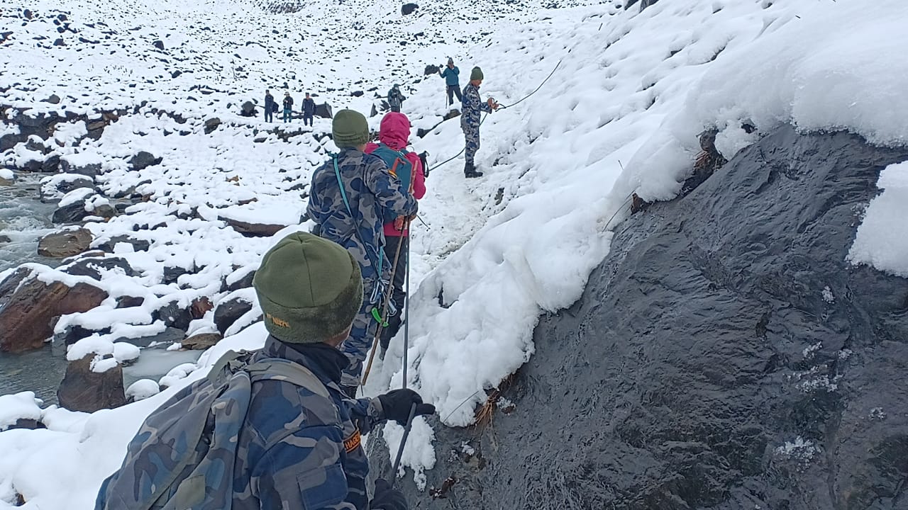 सशस्त्र प्रहरीद्वारा अन्नपूर्ण बेशक्याम्प बाट १ सय ६२ को उद्वार