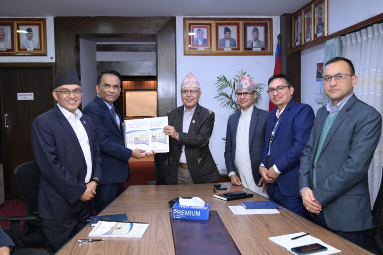 अर्थमन्त्री खनाल समक्ष गभर्नरले बुझाए राष्ट्र बैंकको वार्षिक प्रतिवेदन