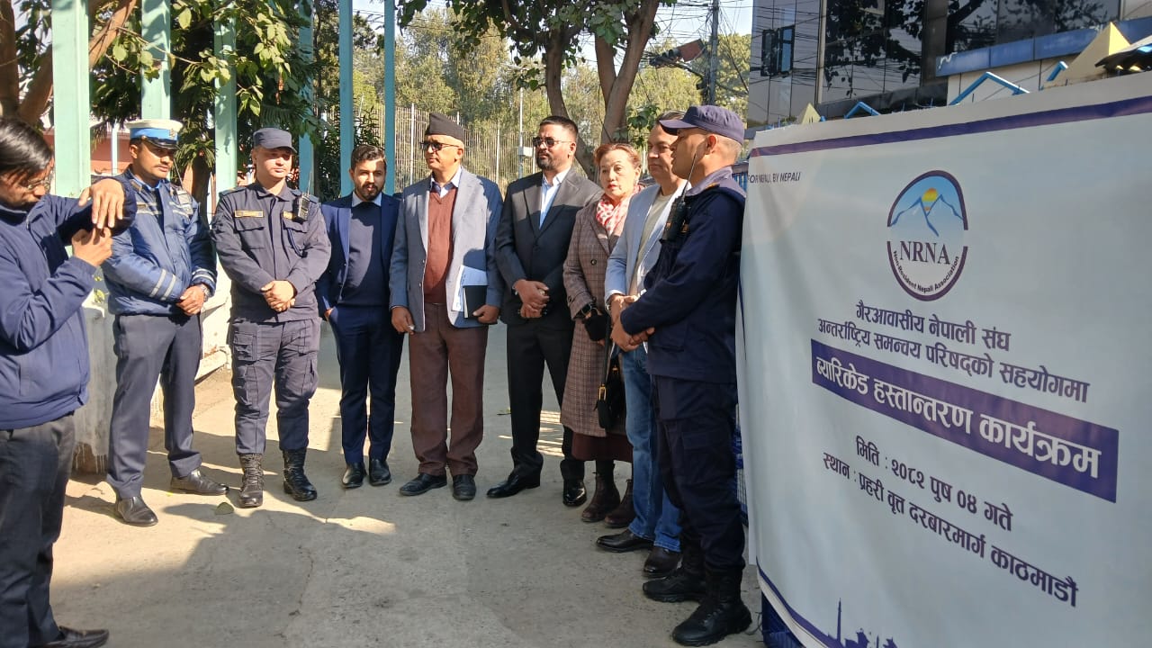 एनआरएनएद्वारा प्रहरी वृत्त दरबारमार्गलाई ब्यारिकेड हस्तान्तरण
