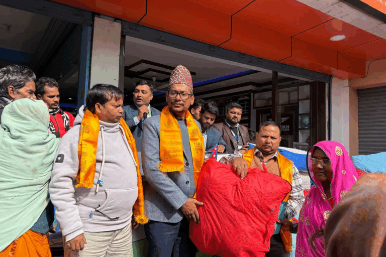 कामना सेवा विकास बैंकद्वारा विपन्न परिवारलाई फाइबर सिरक वितरण