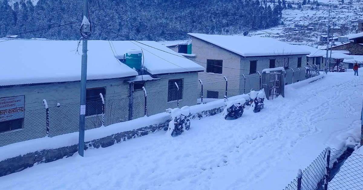 भारी हिमपातले सुदूरपहाडका राजमार्ग र विद्युत् सेवा अवरुद्ध, जनजीवन प्रभावित