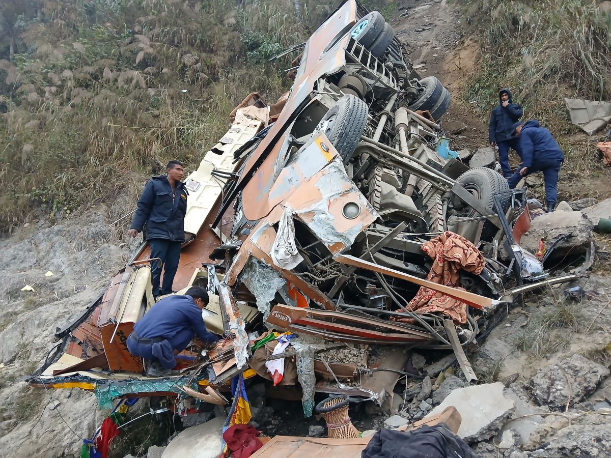 पोखरादेखि ३४ यात्रु लिएर काठमाडौँ जाँदै थियो धादिङमा दुर्घटनामा परेको बस 
