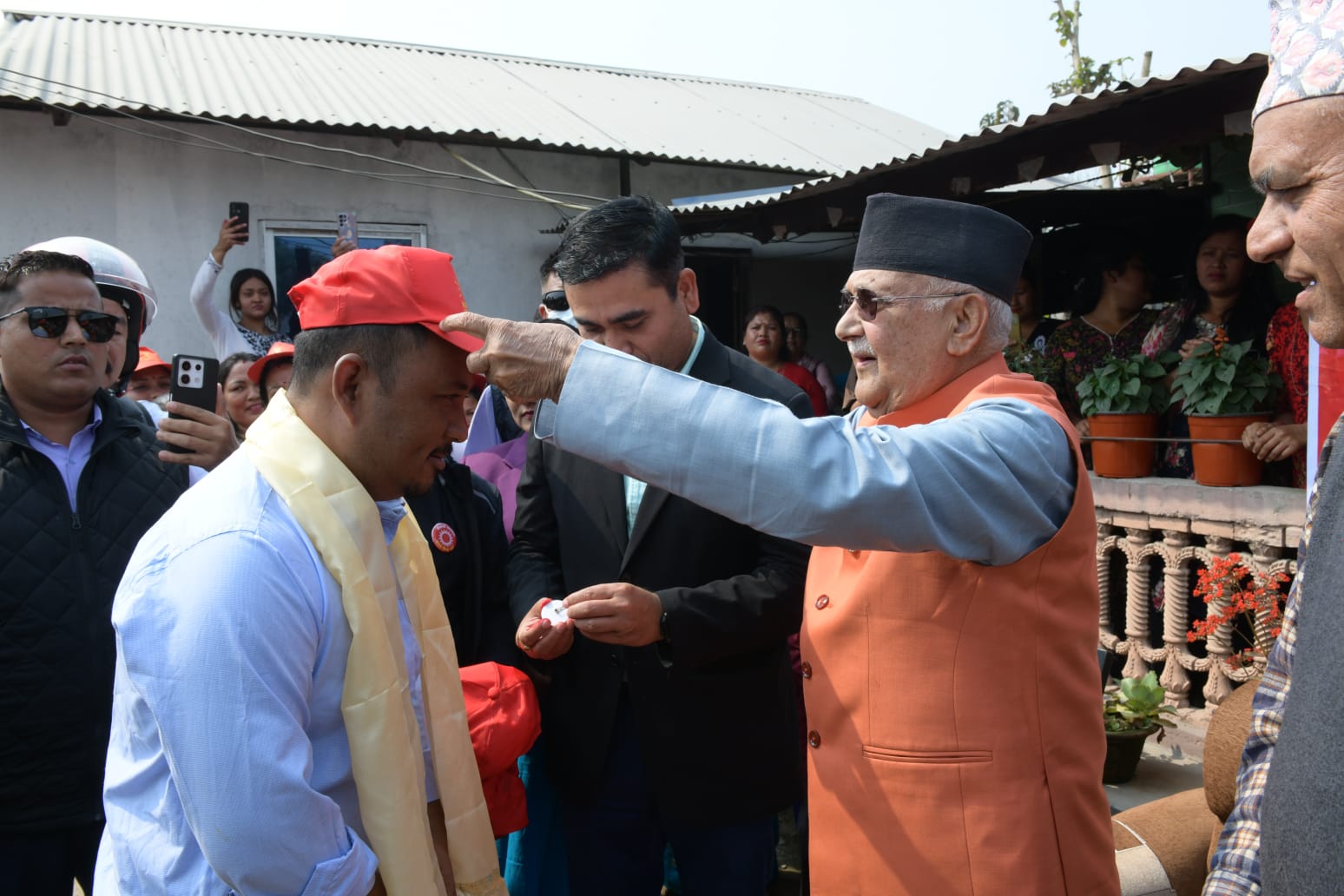 झापामा एमाले प्रवेशको लहर, ३५० भन्दा बढी कार्यकर्ता एमालेमा समाहित