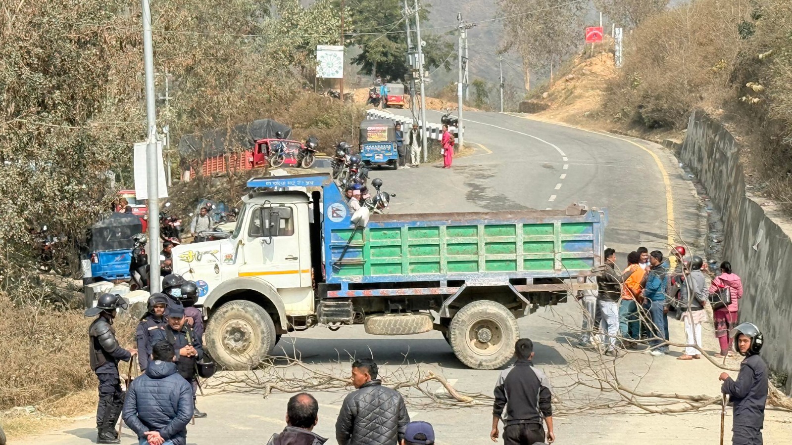 बस दुर्घटनापछि मन्थलीमा यातायात अवरुद्ध, पीडितलाई न्याय दिन माग